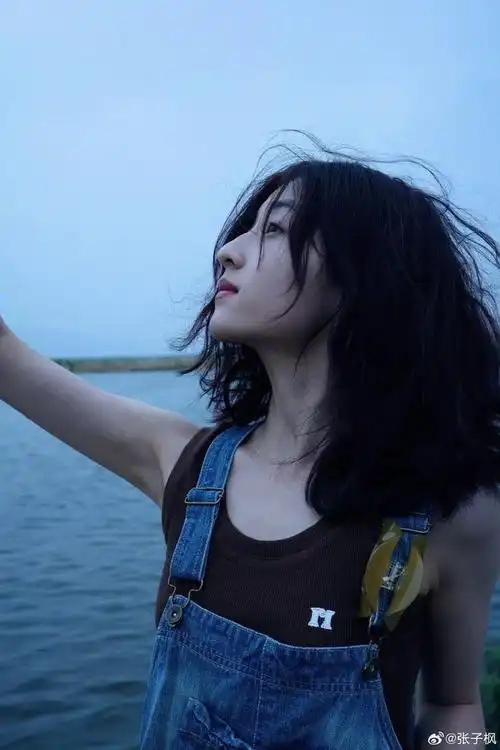 张子枫p图美甲游戏短针织搭牛仔拼接裙海边少女清新可爱