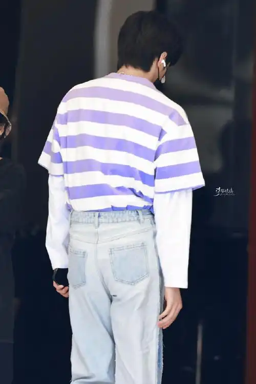 耀文你好星期六上班饭拍9615紫白相间短袖 牛仔裤穿搭好好看背影
