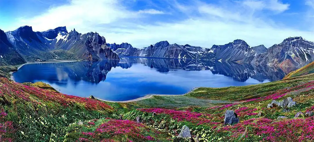 长白山脉主峰位于吉林省东南部 ,是鸭绿江,松花江和图们江的发源地.