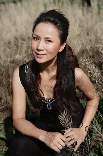 丈夫佟凡也是一名演员.   赵越自5岁起开始学习