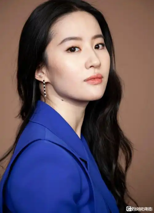 "神仙姐姐"刘亦菲气质不减,一身蓝色修身小西装,尽显成熟韵味