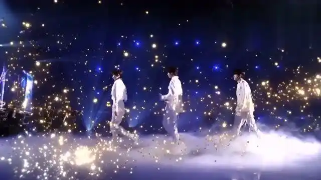 tfboys七周年演唱会:王源王俊凯易烊千玺演唱《萤火》满满的回忆杀!