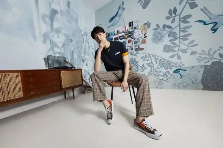 张艺兴上身converse全新系列,拼接设计很有看点