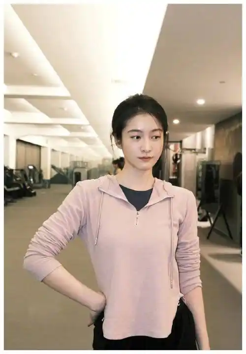 张雪迎健身美照分享,精致妆容,挺拔身姿,令人羡慕!_生活_事件_照片