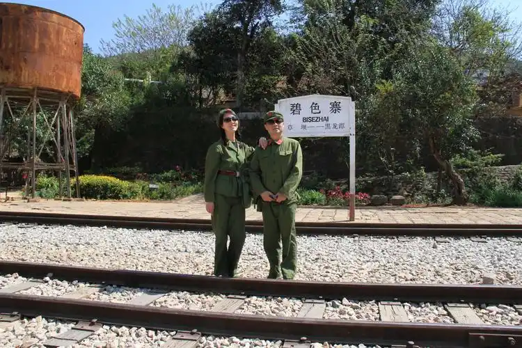 电影《芳华》中,多次出现一个红瓦黄墙,有着异域风格的老火车站的