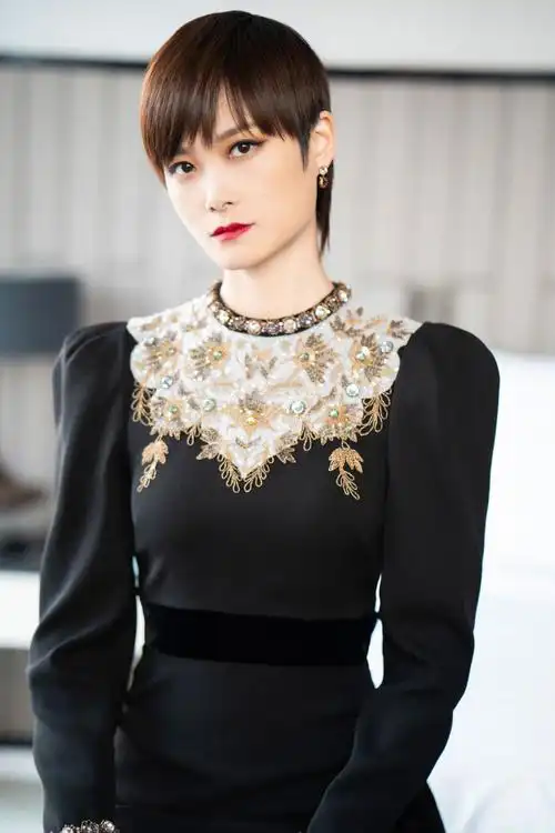 当前位置:>首页>图片大全>明星>李宇春金色花卉刺绣礼服性感图片写真>