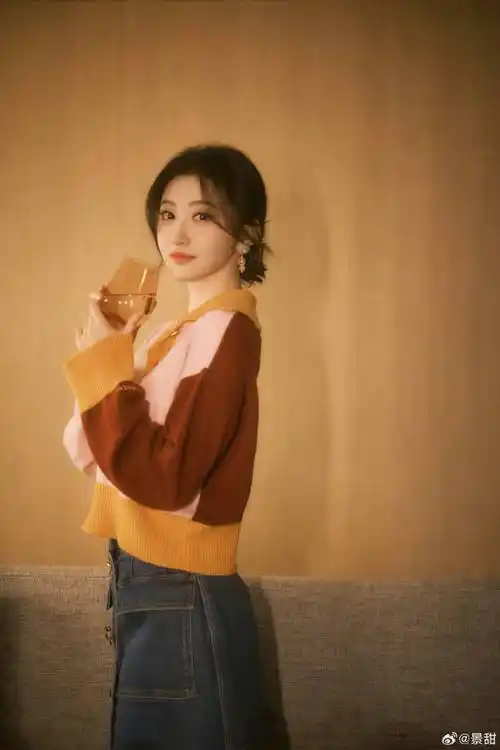 景甜穿彩色针织衫甜美可爱 笑容温暖治愈