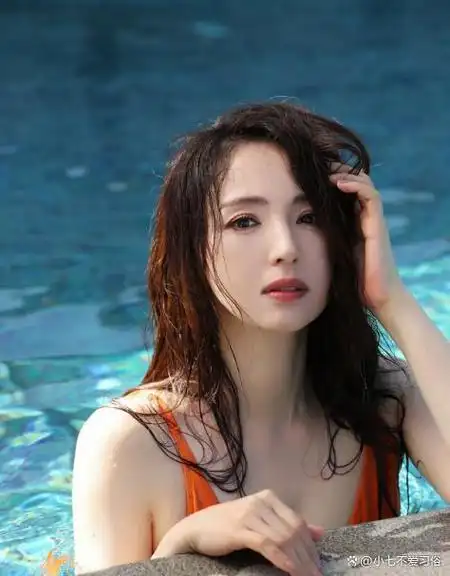 43岁董璇晒泳装照秀辣妈身材,肤白貌美好年轻,无赘肉曲线超养眼