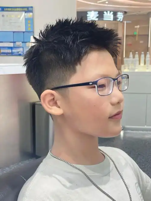 小男士前刺发型