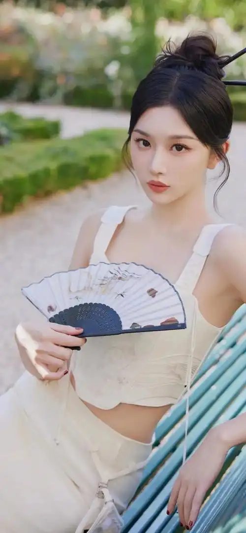 在这组照片中,孔雪儿身着华丽的旗袍,秀出优雅的身姿,展示了中式风格