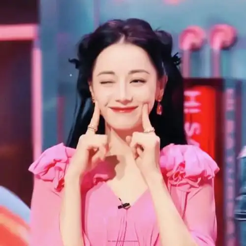 u1s1迪丽热巴的比心每一个都好标准,简直要甜晕我,难道是有照着镜子