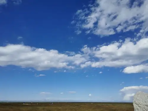 湛蓝的天空,雪白的云朵.明亮清澈.