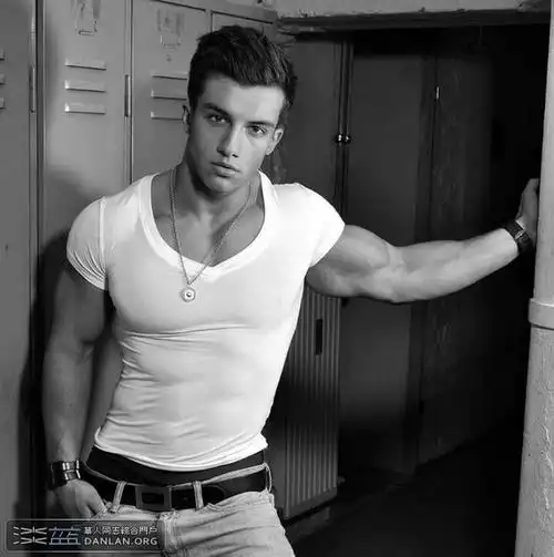 帅哥大秀人鱼线