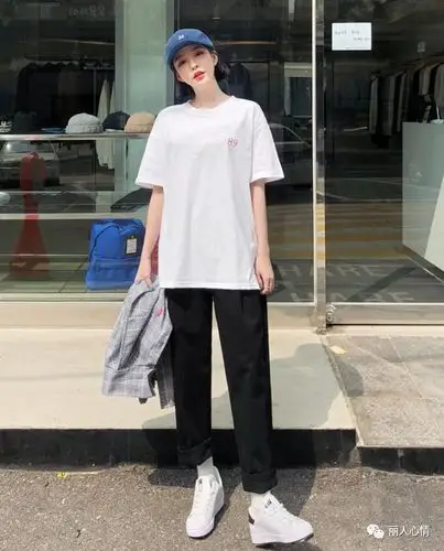 宽松白t恤搭配 夏季这样穿显瘦又吸晴