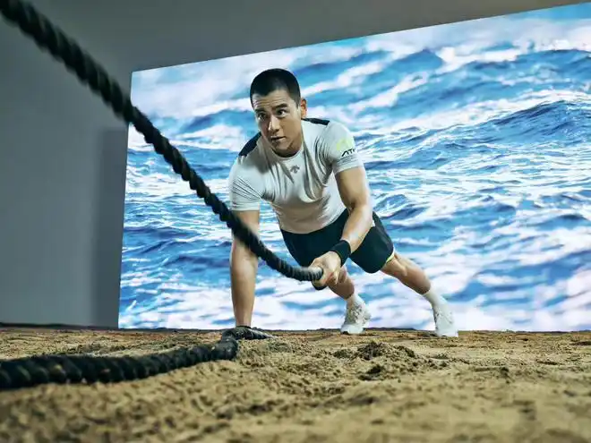 彭于晏身高182厘米,他现在的身材看起来很协调,肌肉不是很强壮,和那些