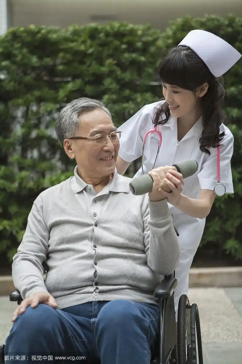 女护士,照顾,老年男人