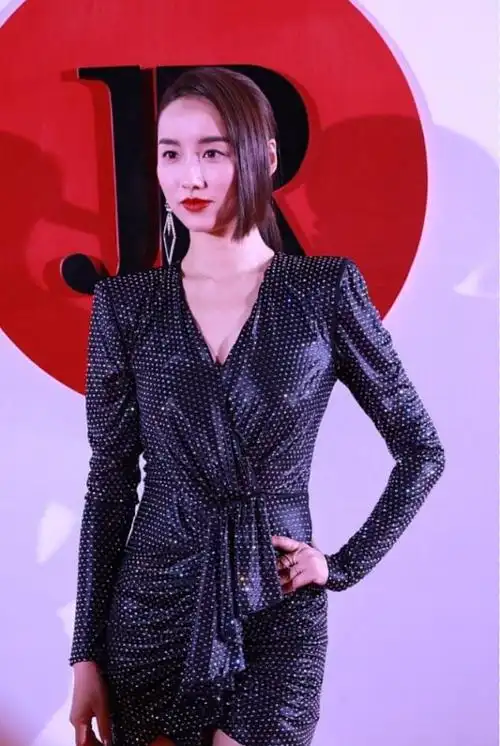 吕一的魅力挡都挡不住穿包臀裙显出沙漏身材大长腿真迷人