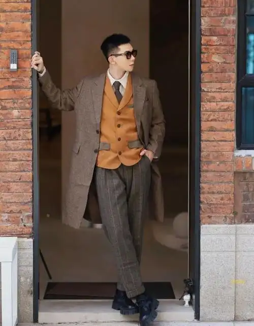 男人到了中年,尽量少穿这4种"老头色",看着显老又有油腻感