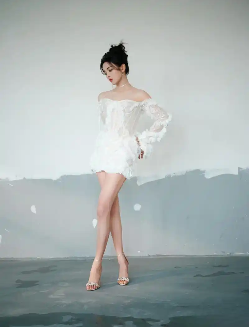 杨超越  美腿玉足合集,实在太诱人了