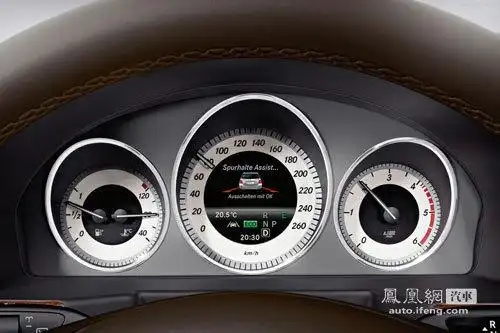 新的仪表采用白色的底盘颜色,中央的液晶显示屏依然存在,用来提供车辆