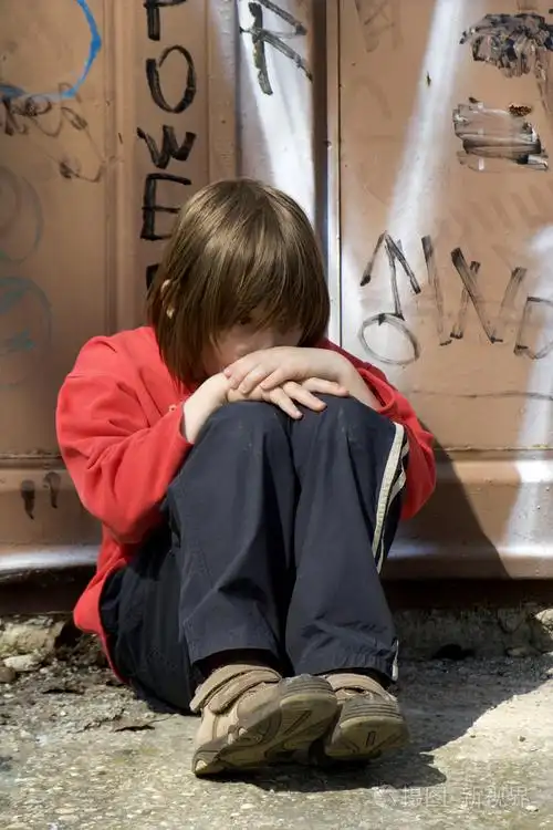 小女孩的悲伤照片-正版商用图片1alf3k-摄图新视界