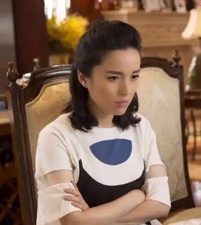 靳东老婆李佳罕见晒娃,母子牵手画面温馨,昔日影后成全职太太_事业