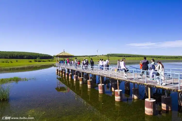 月亮湖水库风景区位于吉林省大安市境内一泡水相连的弯形湖泊岸边走走