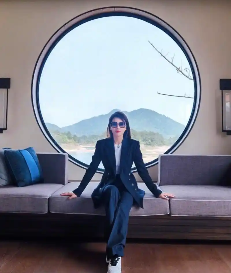 42岁刘涛庆祝出道20周年,穿白色t恤晒大头照,比出道时更美