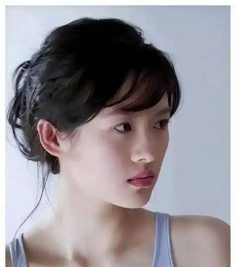 刚出道的时候章子怡走的时候走的是玉女路线,后来随着年龄的增长和