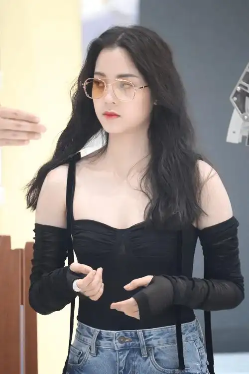 欧阳娜娜这身太大胆,黑色吊带衫十分惹眼.