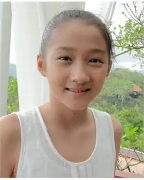 短短几年前的关晓彤和现在相比差别真是大,原来小时候的关晓彤并不白