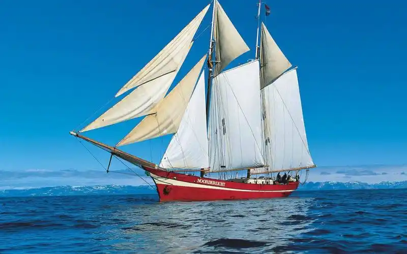 海面上扬帆远航的轮船图片桌面壁纸