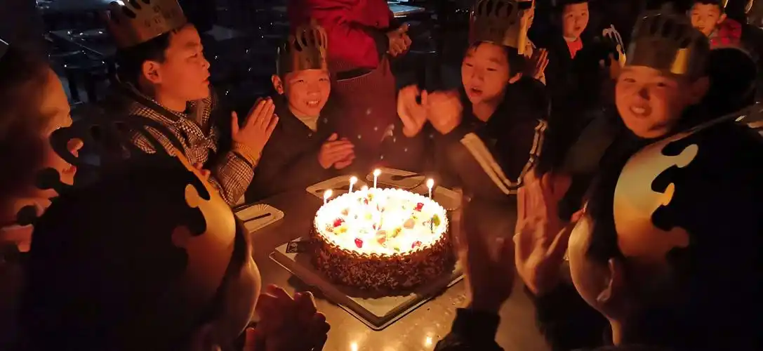 快乐童年,爱满心田-------淮滨外国语学校小学生十月份集体生日聚会