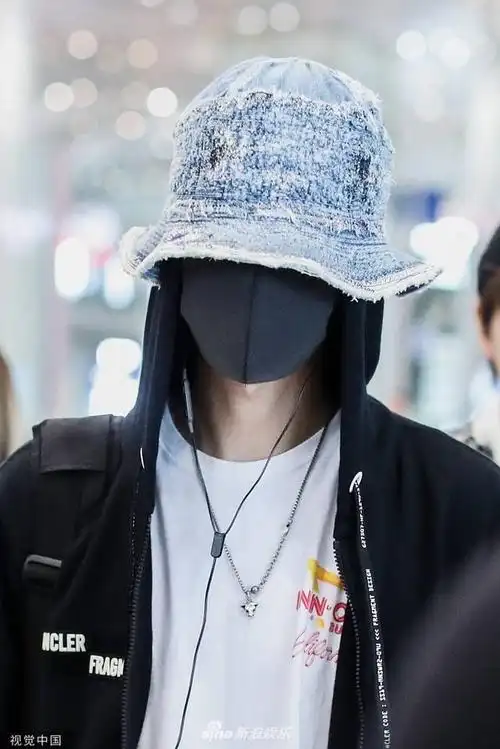 王一博帽子叠戴开辟新穿搭 包裹严实全程不露脸