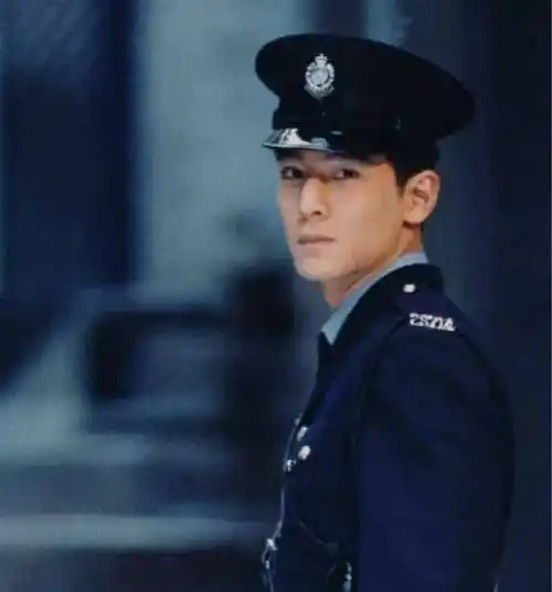 尤其是在1998年的《美少年之恋》中,身高183cm的吴彦祖穿着警察制服