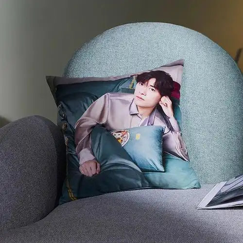 易烊千玺罗莱代言人故宫抱枕