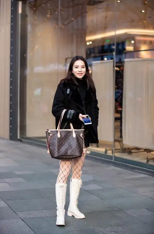 街拍:冬季长靴如何搭,时尚美女精心演绎,这样穿显身材又好看