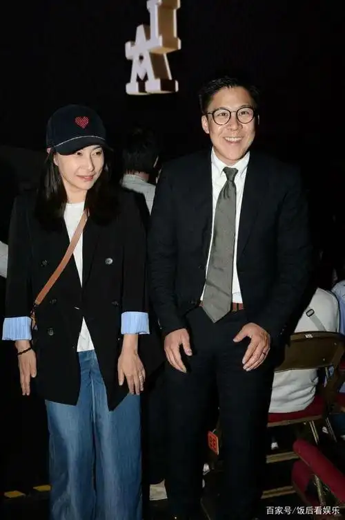 霍启刚爆炸头套庆祝生日,郭晶晶头戴发光眼镜秒变迷妹