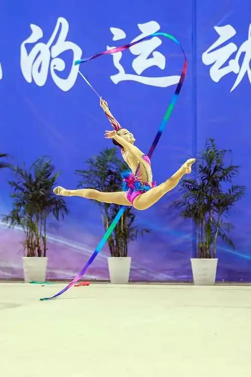 体操女神张豆豆比赛照,身材苗条,皮肤白嫩,空中一字马太惊艳!