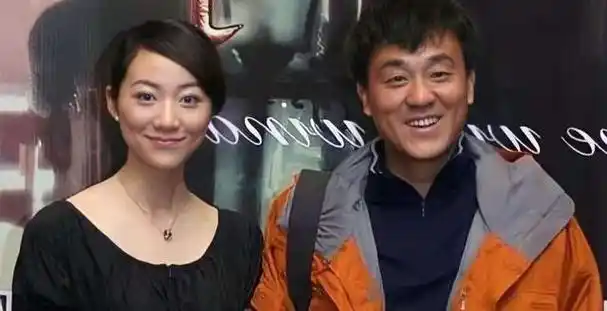 老戏骨何冰为何结婚几十年0绯闻看看妻子是谁就知道了