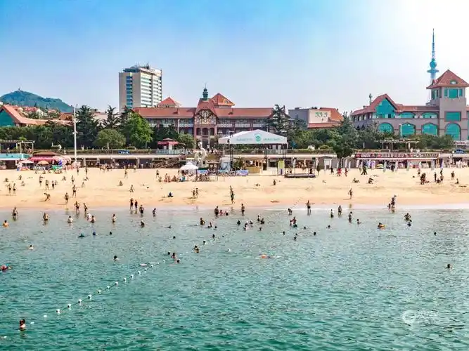 眼下,青岛各大海水浴场开启了"洗海澡"模式.市民乐享沙滩健身.