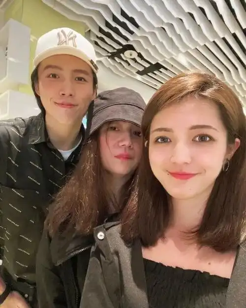 林瑞阳前妻为大女儿庆30岁生日近照文静且优雅爸爸未有表示