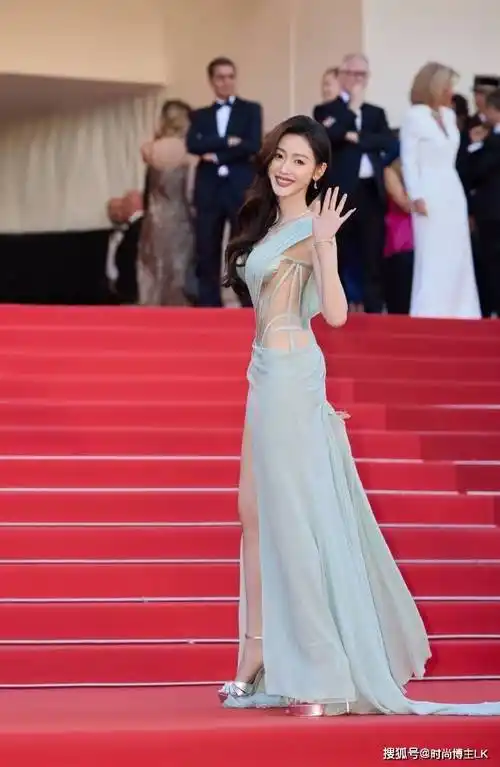 34岁张天爱戛纳红毯太大胆!镂空裙秀"水蛇腰",丰乳肥臀美成ai