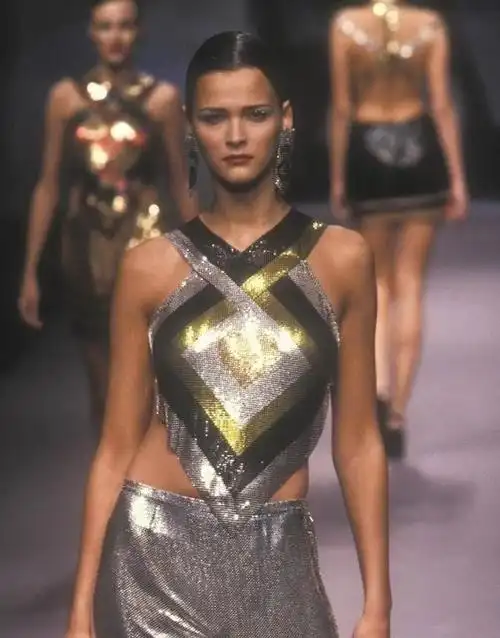 顶级超模维密天使卡神早期t台秀场造型略带青涩驾驭高定礼服