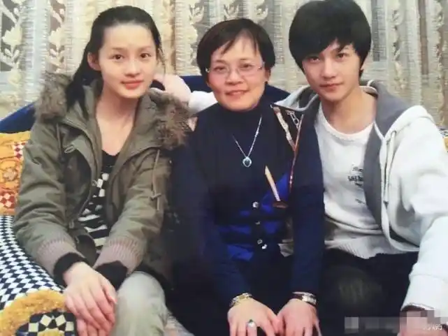 另一个算是实锤为杨洋的前女友是张天爱,和李沁一样,张天爱也是在和