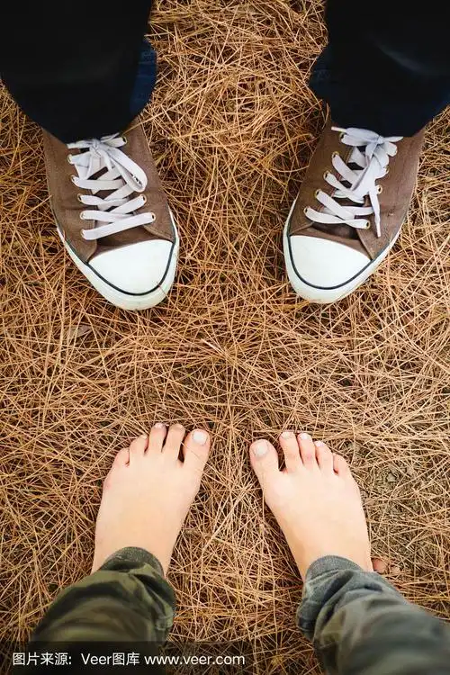 帆布鞋和赤脚