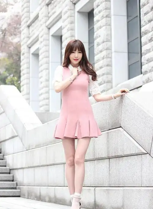 微胖的韩国美女模特,穿粉色短裙显得特别甜
