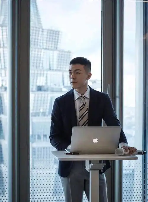 穿西装很好看的商务型男,成熟男人的魅力!