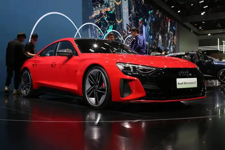 在本次广州车展上,奥迪展台为我们带来了rs e-tron gt.