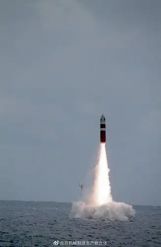 发射出水的ugm-73a"海神"c3潜射战略导弹,该导弹为美国第一种带有分导